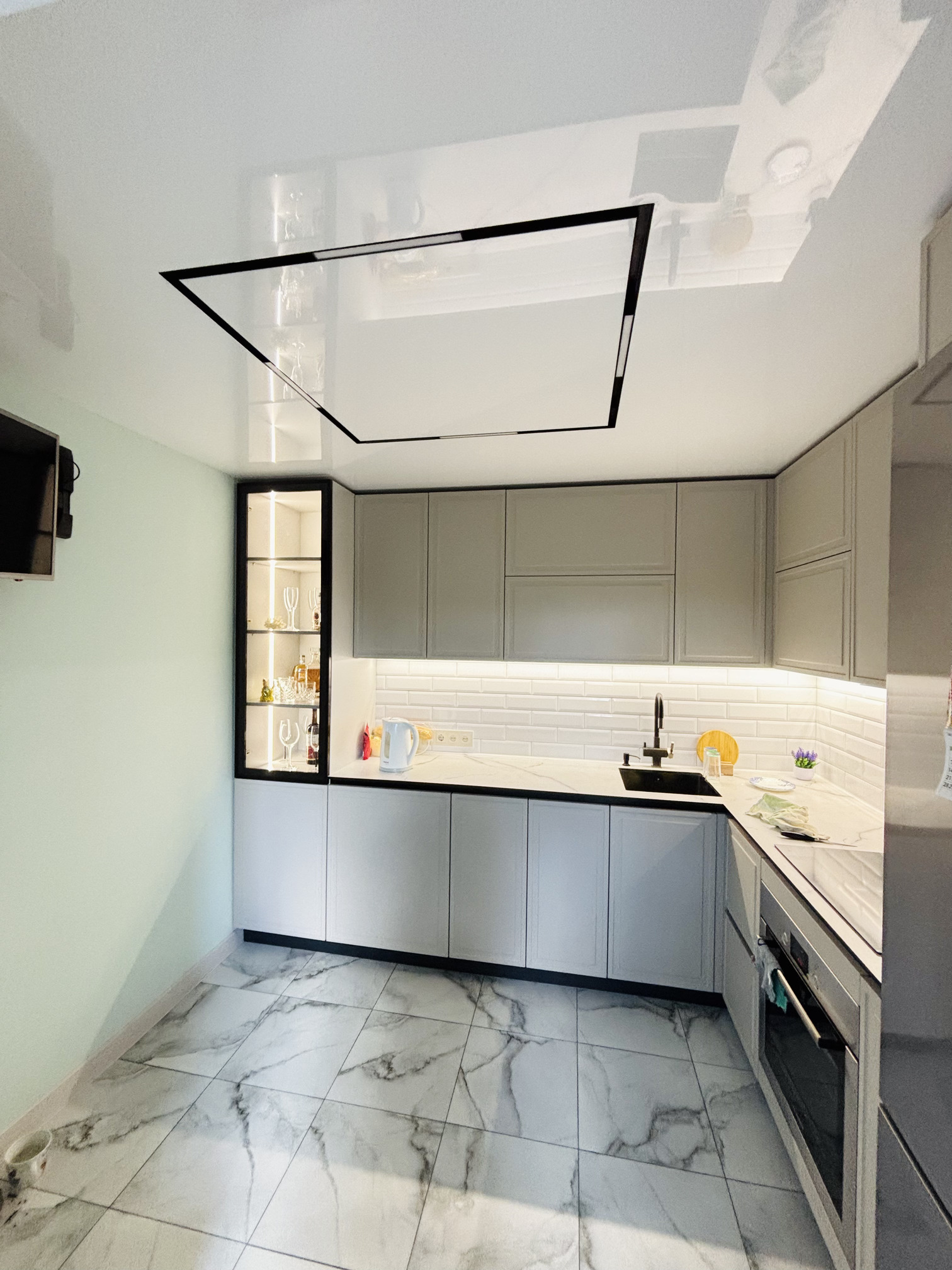 Натяжной потолок на кухне